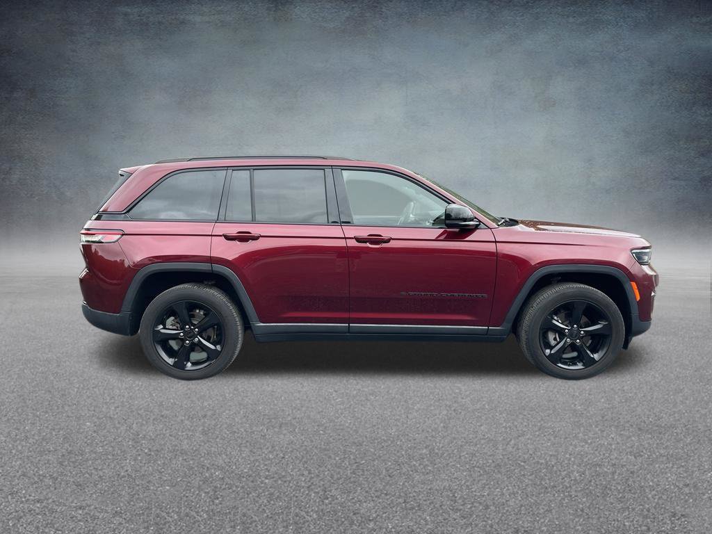 Used 2023 Jeep Grand Cherokee Altitude AWD/4WD image 10