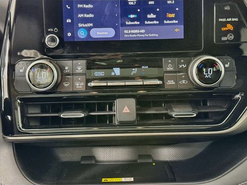 Used 2023 Toyota Highlander XLE AWD/4WD image 15
