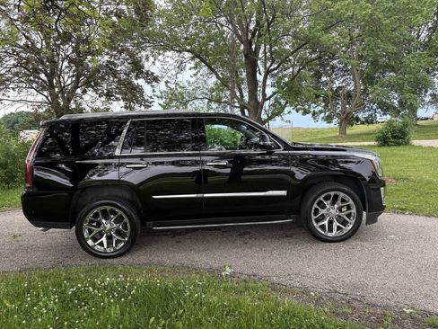 Used 2020 Cadillac Escalade Premium Luxury AWD/4WD image 6
