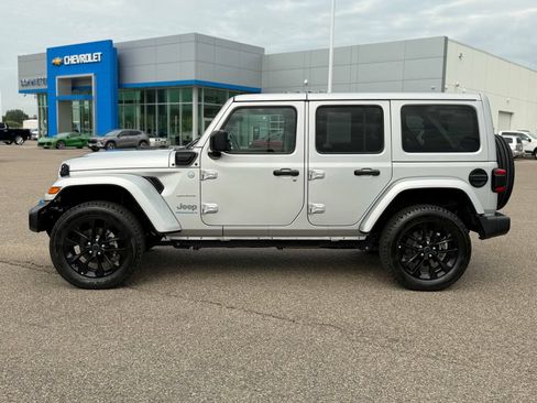 Used 2024 Jeep Wrangler Unlimited Sahara AWD/4WD image 10