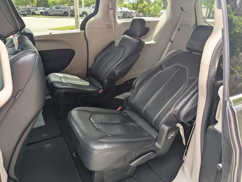 Used 2022 Chrysler Pacifica Touring-L image 13