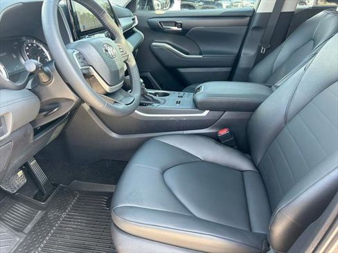 Certified 2025 Toyota Highlander XLE FWD image 11