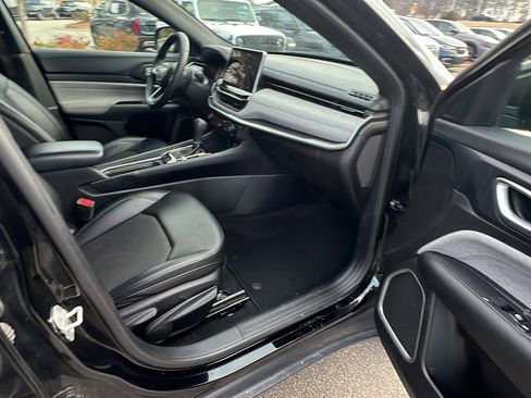 Used 2024 Jeep Compass Latitude image 19