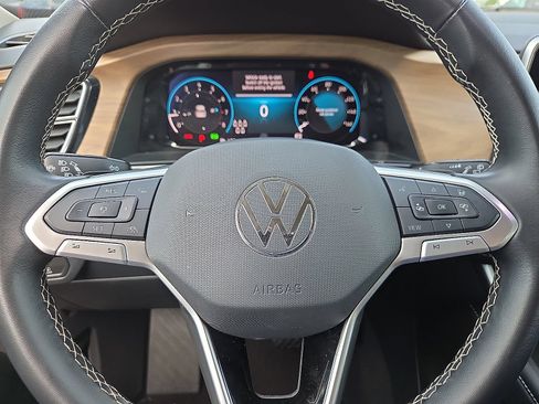 Used 2025 Volkswagen Atlas SE AWD/4WD image 24