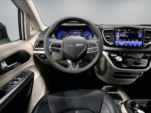 Used 2024 Chrysler Pacifica Touring-L FWD image 9