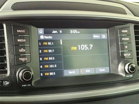 Used 2020 Kia Sorento LX image 3