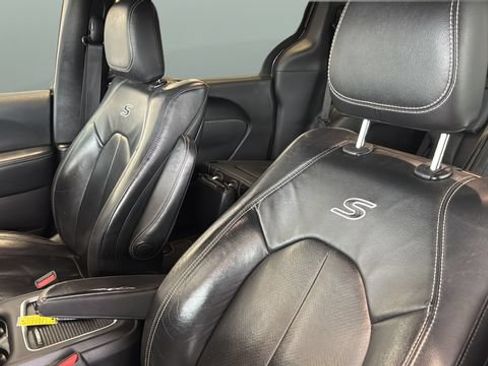 Used 2018 Chrysler Pacifica Touring-L Plus w/ Advanced Safetytec Group FWD image 17