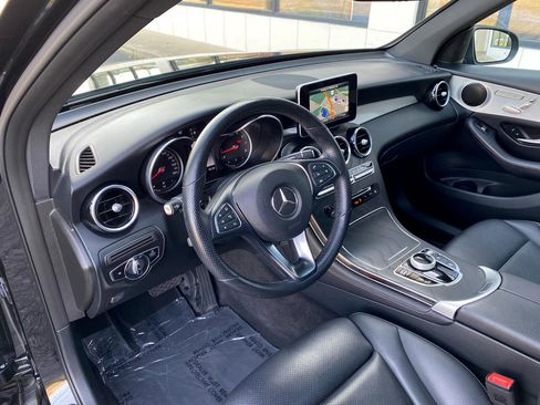 Used 2019 Mercedes-Benz GLC 300 4MATIC w/ Premium Package image 9