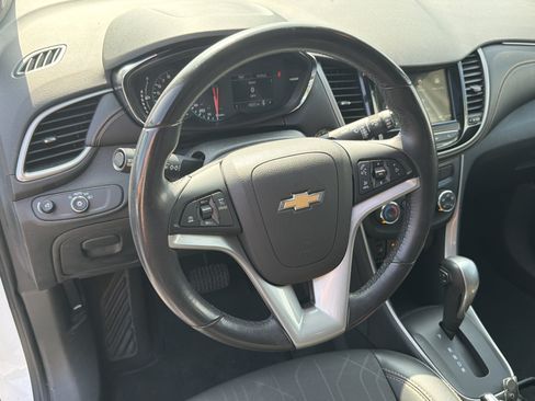 Used 2019 Chevrolet Trax LT w/ Sun & Sound Package FWD image 28