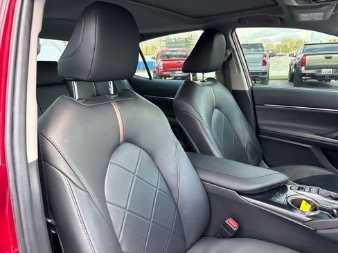 Used 2019 Toyota Camry XLE w/ Sunroof Package image 5