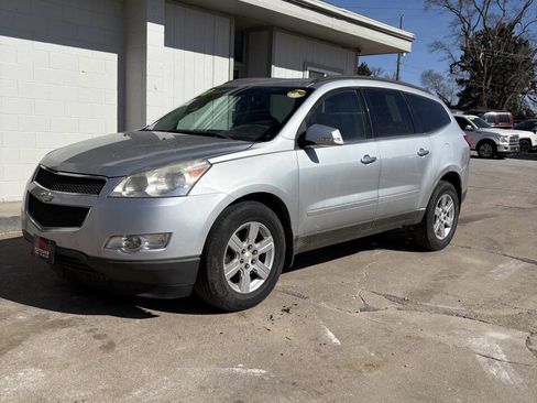 Used 2010 Chevrolet Traverse LT image 2