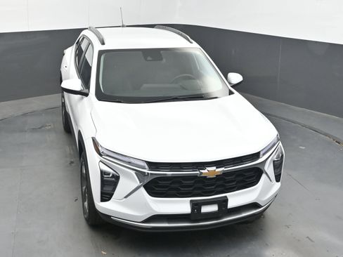 Used 2025 Chevrolet Trax LT w/ LT Convenience Package FWD image 29