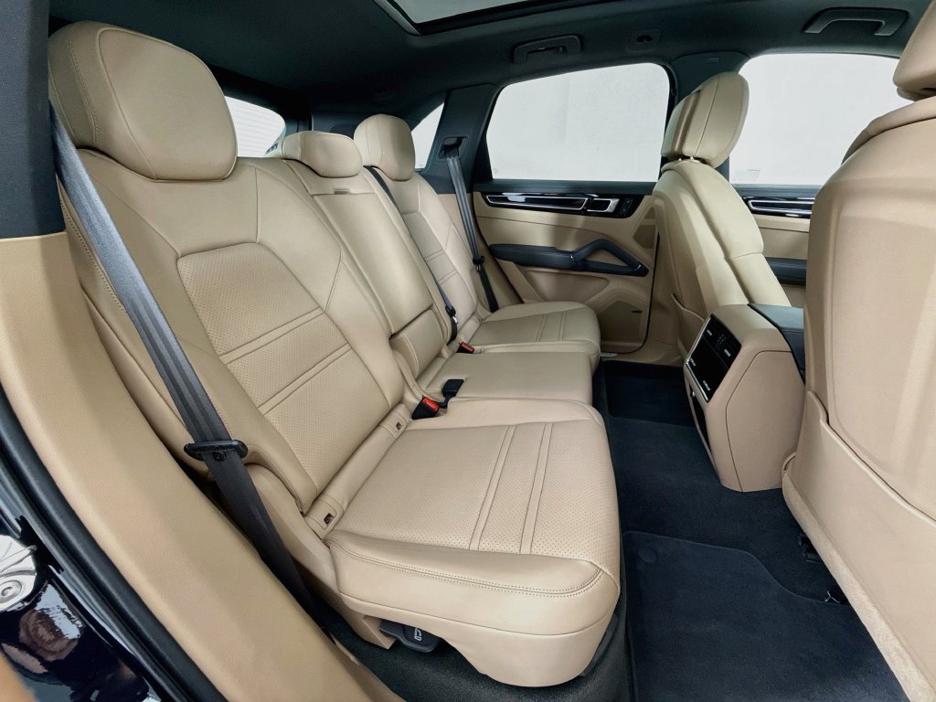 Certified 2023 Porsche Cayenne AWD/4WD image 29