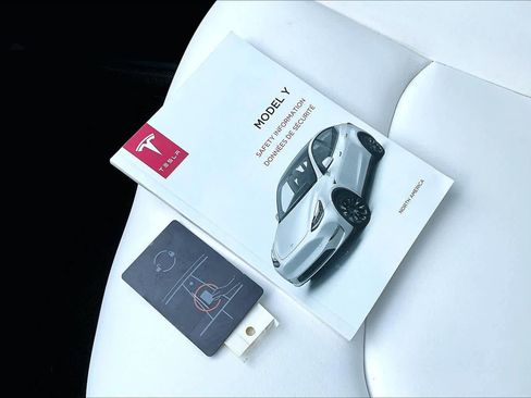 Used 2021 Tesla Model Y Long Range image 14