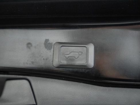 Used 2020 Toyota RAV4 XLE Premium image 10