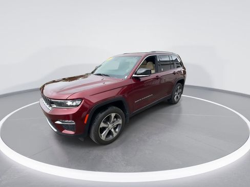 Used 2023 Jeep Grand Cherokee Limited w/ Trailer Tow Prep Group (B) AWD/4WD image 4