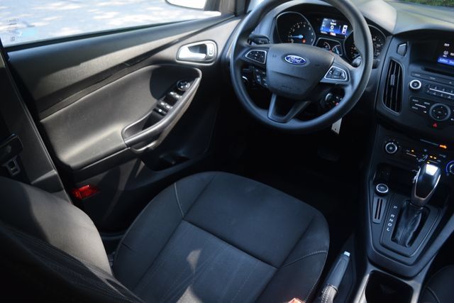 Used 2016 Ford Focus SE FWD image 2