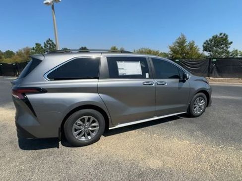 New 2026 Toyota Sienna XLE image 15