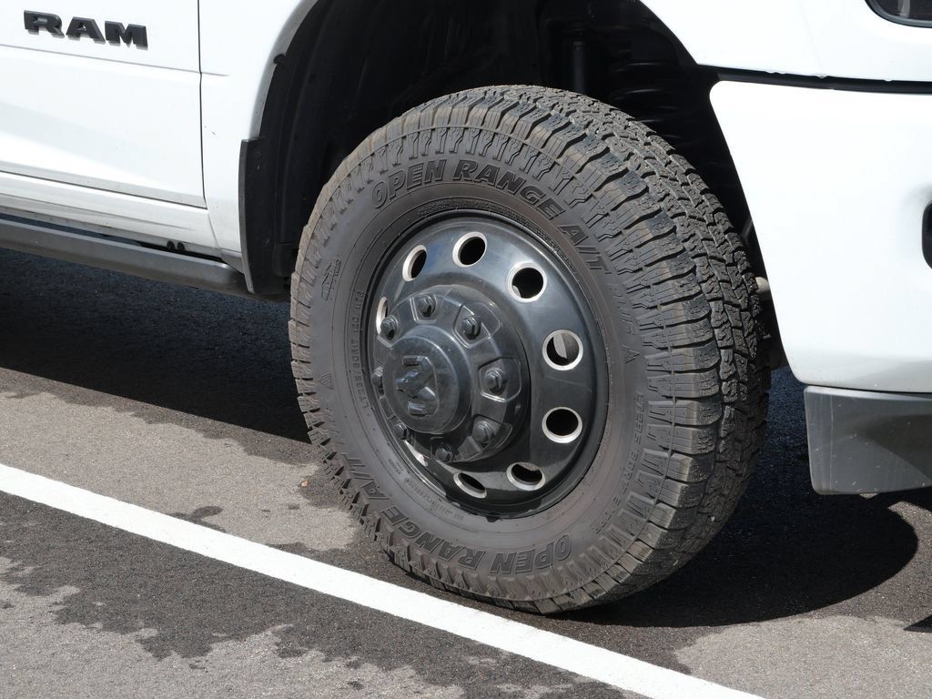 Used 2025 RAM 3500 Laramie AWD/4WD image 4