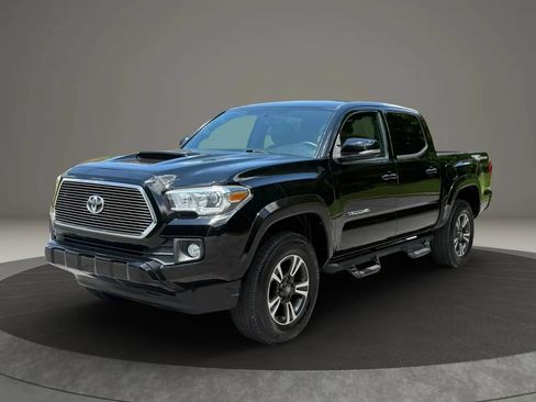 Used 2017 Toyota Tacoma TRD Sport w/ Tow Package RWD image 1