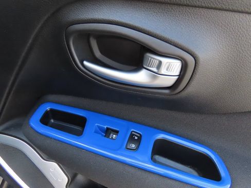 Used 2018 Jeep Renegade Latitude w/ UConnect 8.4 Nav Group FWD image 35