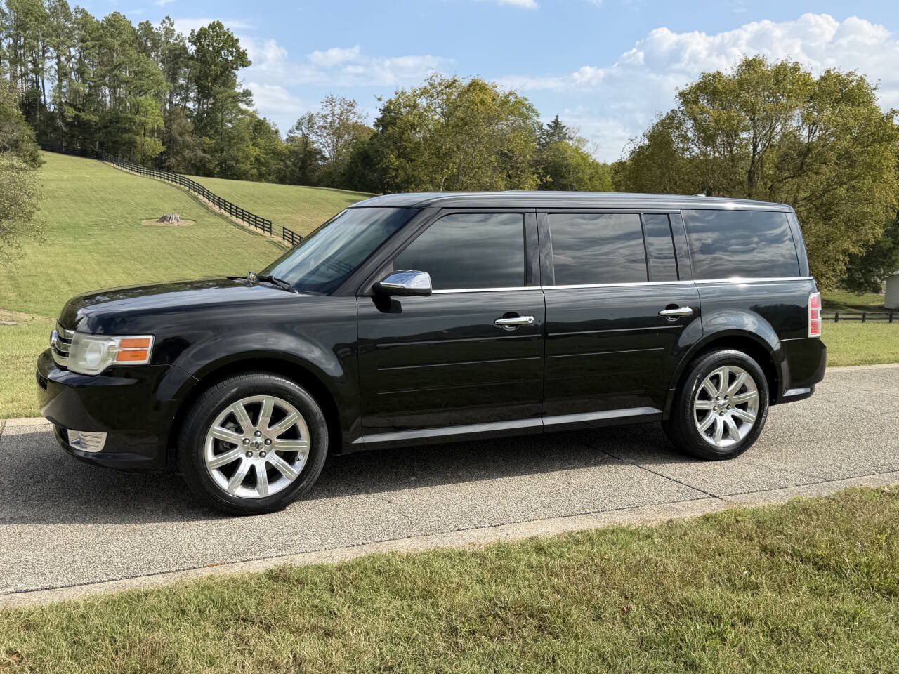 Used 2011 Ford Flex Limited FWD image 1