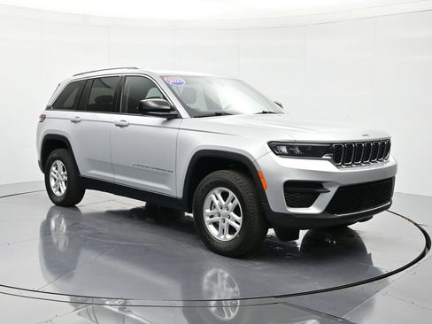 Used 2023 Jeep Grand Cherokee Laredo image 3