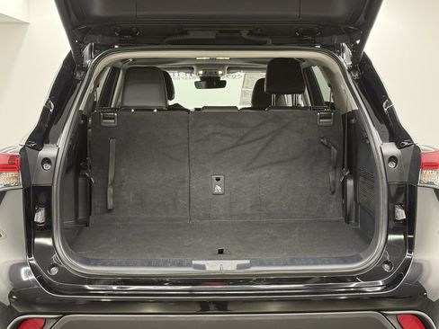 Used 2024 Toyota Highlander XLE image 11