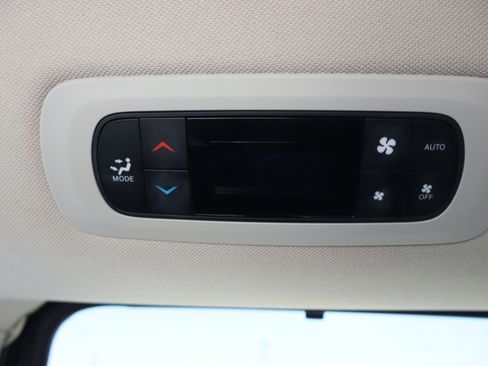Used 2023 Chrysler Pacifica Touring-L FWD image 25
