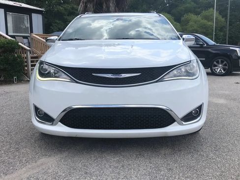 Used 2020 Chrysler Pacifica Limited w/ Tire & Wheel Group FWD image 3