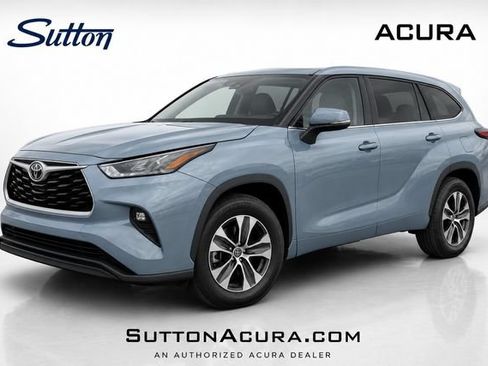 Used 2023 Toyota Highlander XLE FWD image 3