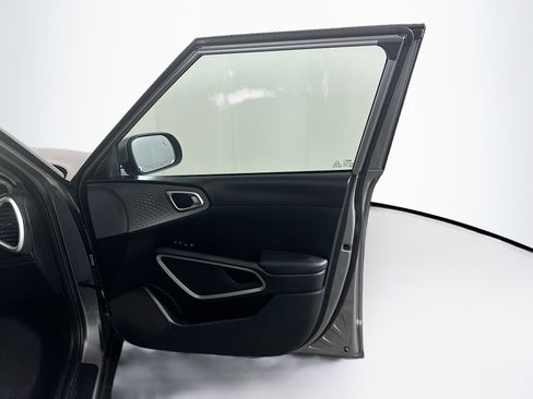 Used 2025 Kia Soul LX w/ LX Technology Package image 32