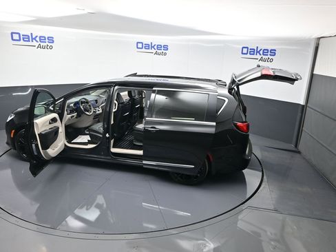 Used 2018 Chrysler Pacifica Limited w/ Advanced Safetytec Group image 61