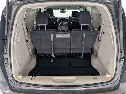 Used 2018 Chrysler Pacifica Touring-L FWD image 21