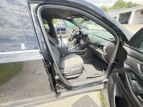 Used 2022 Chevrolet Traverse LT image 23