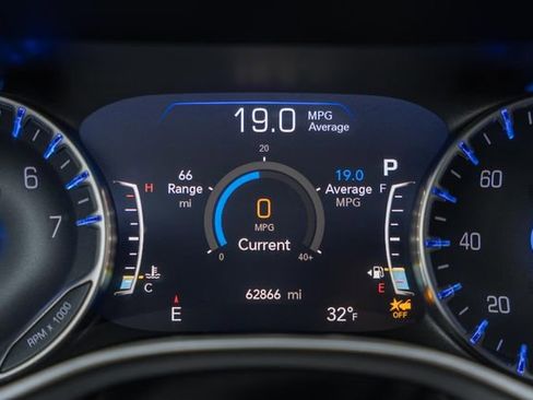 Used 2024 Chrysler Pacifica Touring-L image 42