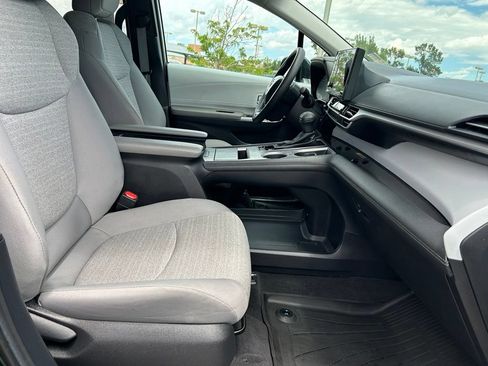 Used 2025 Toyota Sienna LE FWD image 31