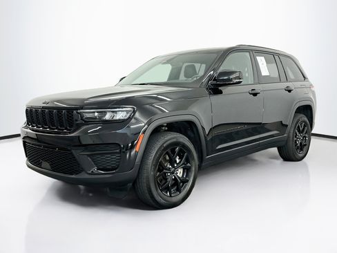 Used 2024 Jeep Grand Cherokee Altitude AWD/4WD image 3