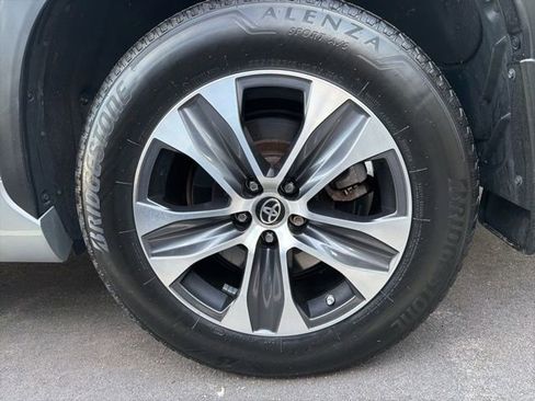 Used 2024 Toyota Highlander XLE AWD/4WD image 5