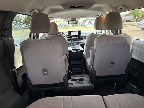 Used 2026 Toyota Sienna LE FWD image 25