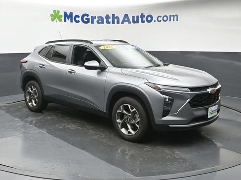 Used 2025 Chevrolet Trax LT FWD image 2