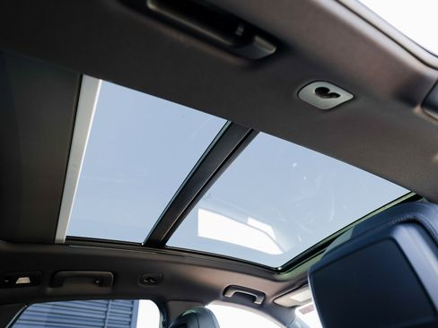 Certified 2025 Porsche Macan image 31