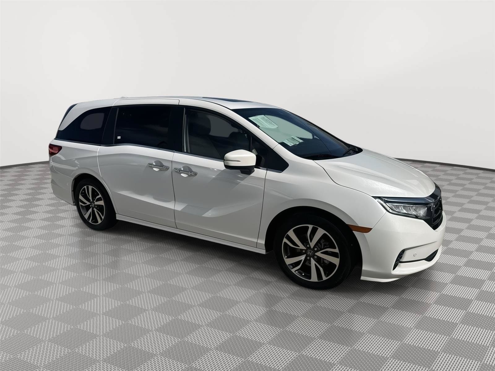 Used 2024 Honda Odyssey Touring image 3