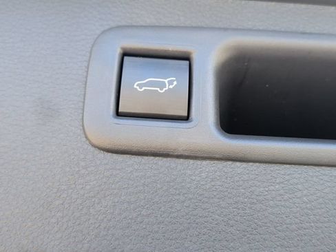 Used 2025 Toyota Highlander XLE FWD image 35