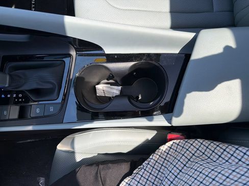 Certified 2025 Hyundai Elantra Limited FWD image 24