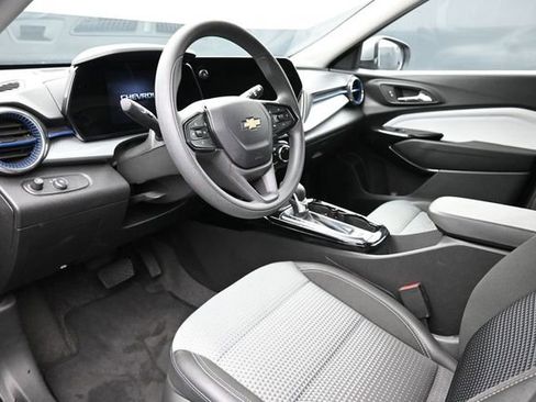 Used 2025 Chevrolet Trax LT FWD image 10