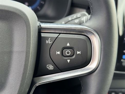 Used 2025 Volvo XC40 B5 Plus image 20