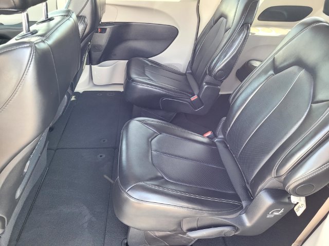 Used 2024 Chrysler Pacifica Touring-L FWD image 12