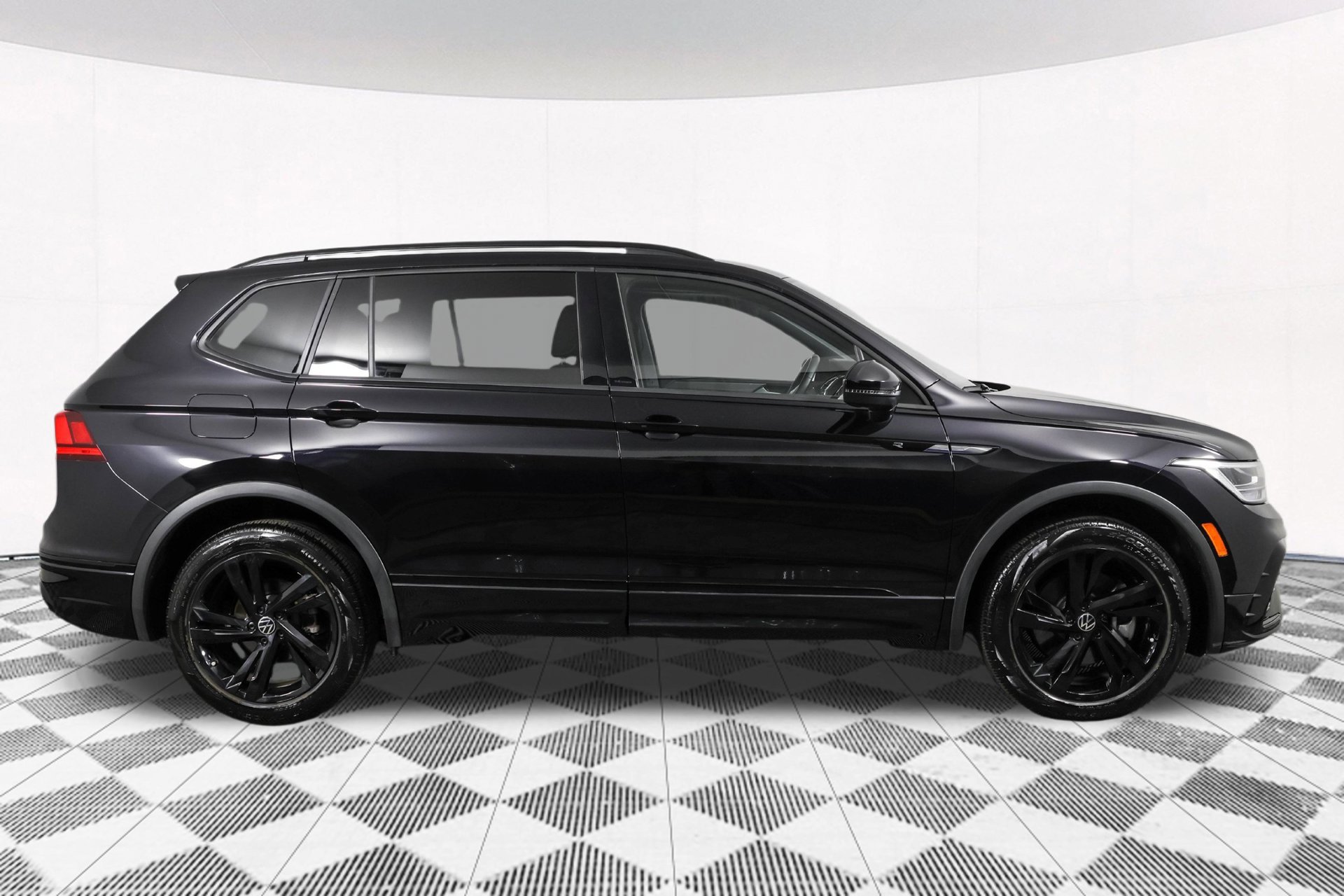 Used 2023 Volkswagen Tiguan SE R-Line AWD/4WD image 16