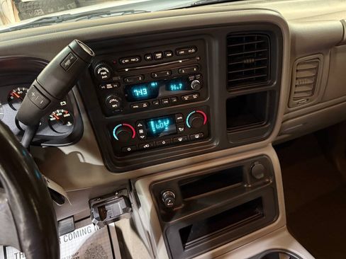 Used 2006 Chevrolet Silverado 2500 LT w/ Heavy-Duty Power Package AWD/4WD image 30
